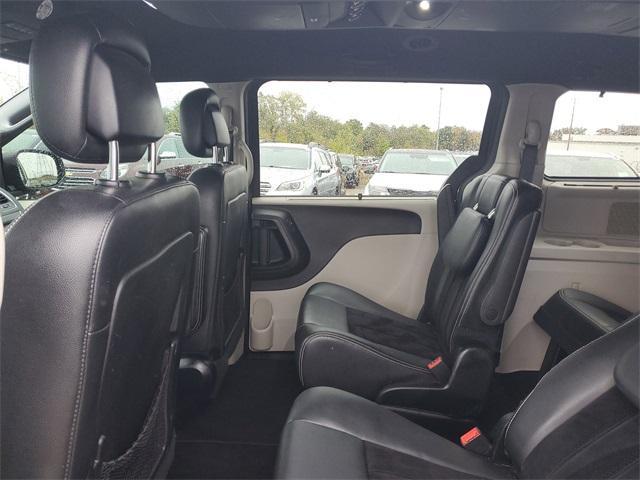 Photo of 2016 Granite Crystal Clearcoat Metallic Dodge Grand Caravan