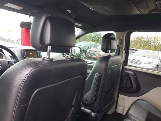 Photo of 2016 Granite Crystal Clearcoat Metallic Dodge Grand Caravan