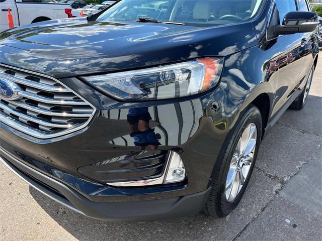 Photo of 2022 Black Metallic Ford Edge