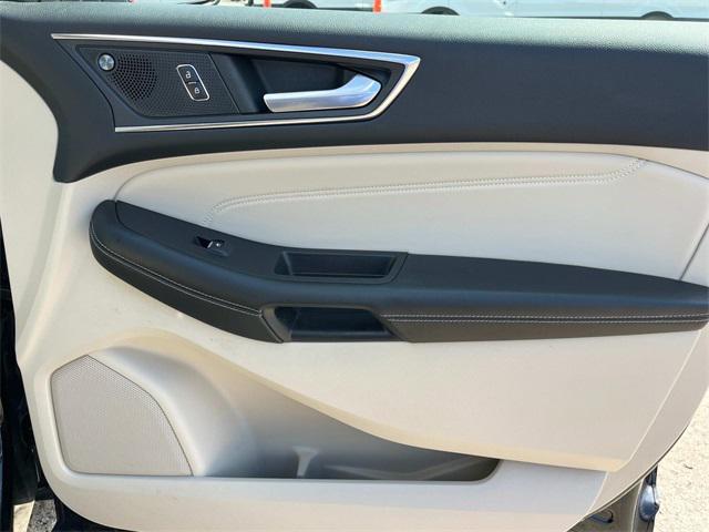 Photo of 2022 Black Metallic Ford Edge
