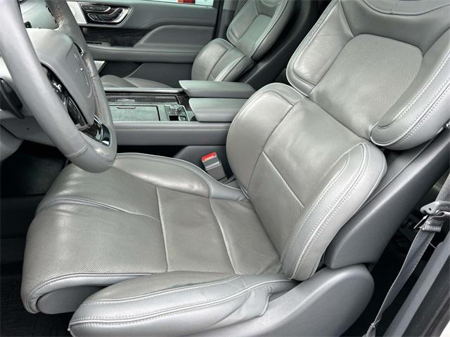 Photo of 2018 White Platinum Metallic Tri-Coat Lincoln Navigator L