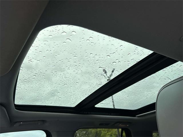Photo of 2018 White Platinum Metallic Tri-Coat Lincoln Navigator L