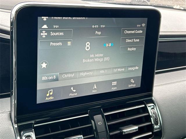 Photo of 2018 White Platinum Metallic Tri-Coat Lincoln Navigator L