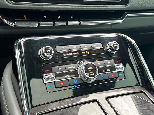 Photo of 2018 White Platinum Metallic Tri-Coat Lincoln Navigator L