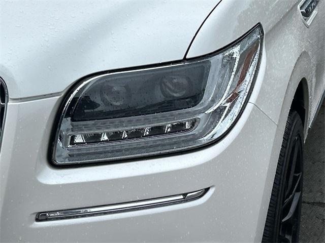 Photo of 2018 White Platinum Metallic Tri-Coat Lincoln Navigator L