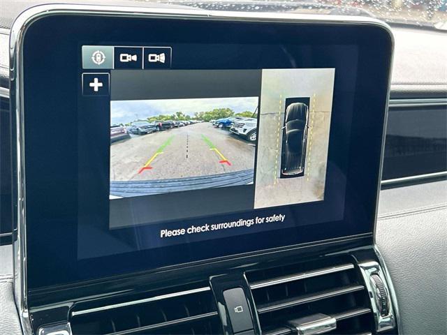 Photo of 2018 White Platinum Metallic Tri-Coat Lincoln Navigator L