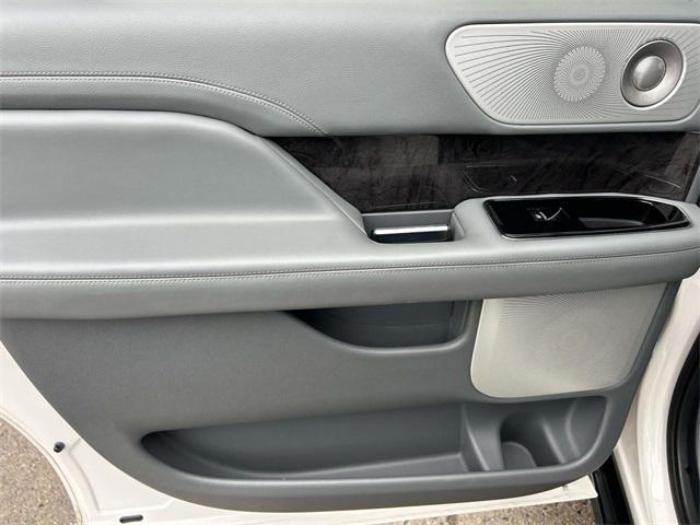 Photo of 2018 White Platinum Metallic Tri-Coat Lincoln Navigator L