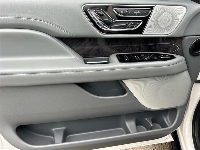 Photo of 2018 White Platinum Metallic Tri-Coat Lincoln Navigator L