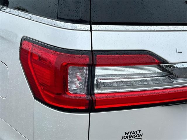 Photo of 2018 White Platinum Metallic Tri-Coat Lincoln Navigator L
