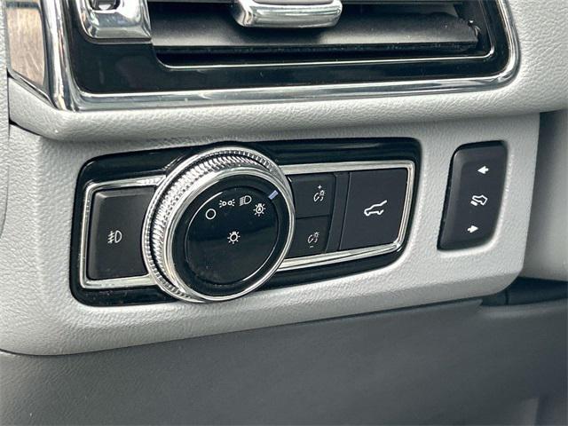 Photo of 2018 White Platinum Metallic Tri-Coat Lincoln Navigator L