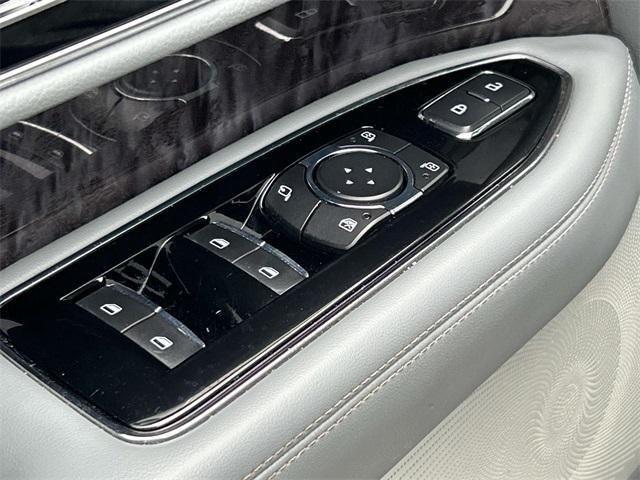 Photo of 2018 White Platinum Metallic Tri-Coat Lincoln Navigator L