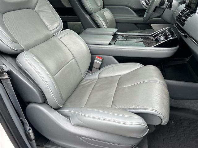 Photo of 2018 White Platinum Metallic Tri-Coat Lincoln Navigator L