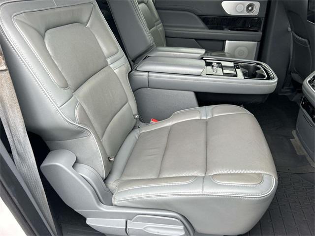 Photo of 2018 White Platinum Metallic Tri-Coat Lincoln Navigator L