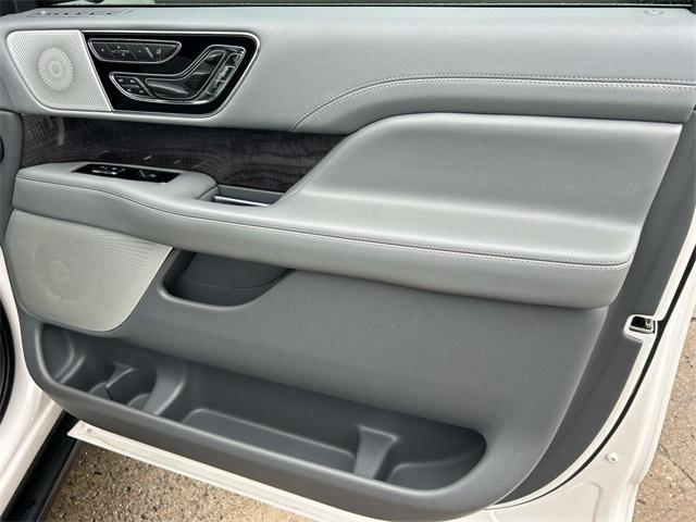 Photo of 2018 White Platinum Metallic Tri-Coat Lincoln Navigator L