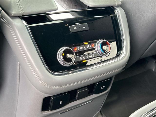 Photo of 2018 White Platinum Metallic Tri-Coat Lincoln Navigator L