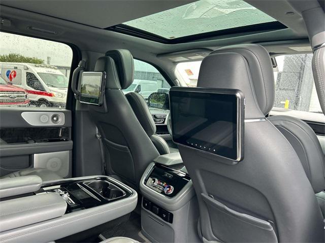 Photo of 2018 White Platinum Metallic Tri-Coat Lincoln Navigator L