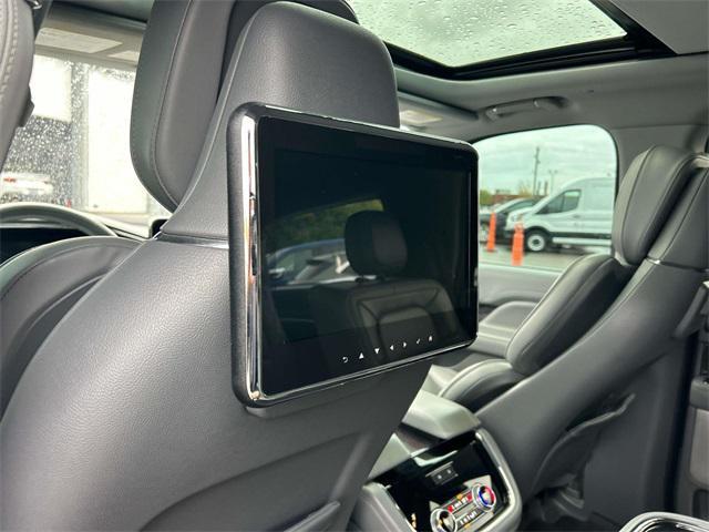 Photo of 2018 White Platinum Metallic Tri-Coat Lincoln Navigator L
