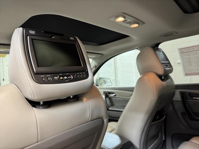 Photo of 2017 Iridescent Pearl Tricoat Chevrolet Traverse
