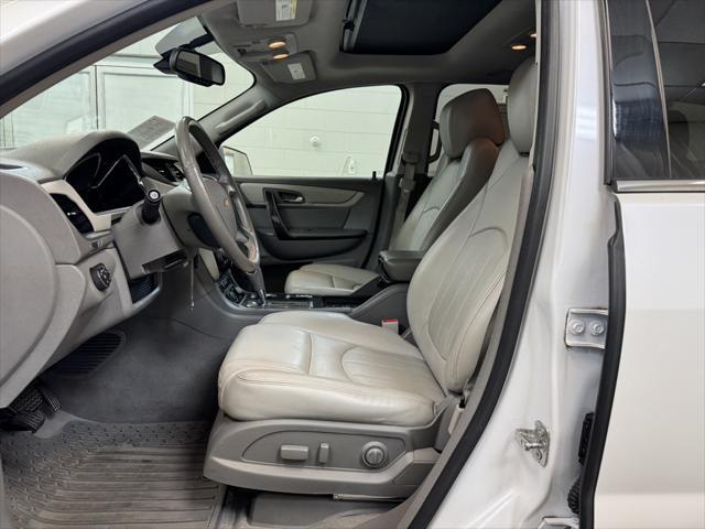 Photo of 2017 Iridescent Pearl Tricoat Chevrolet Traverse