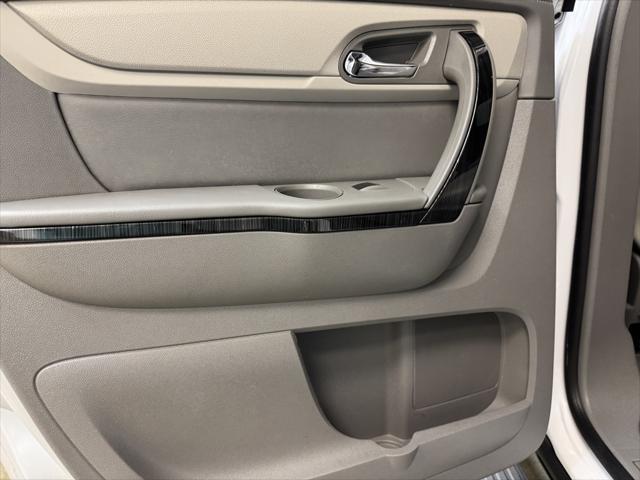 Photo of 2017 Iridescent Pearl Tricoat Chevrolet Traverse