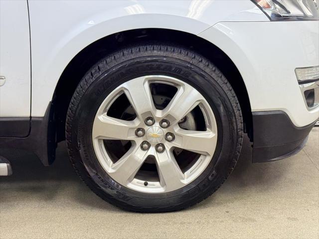 Photo of 2017 Iridescent Pearl Tricoat Chevrolet Traverse