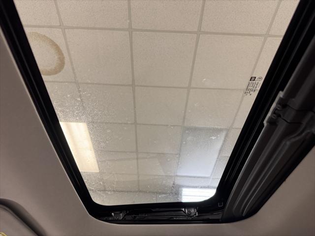 Photo of 2017 Iridescent Pearl Tricoat Chevrolet Traverse
