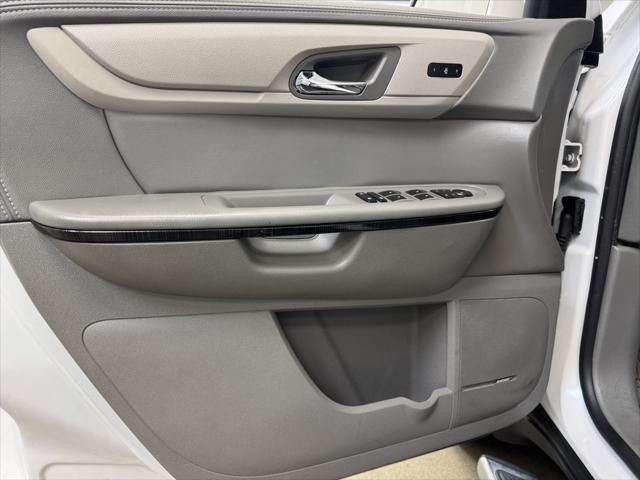 Photo of 2017 Iridescent Pearl Tricoat Chevrolet Traverse