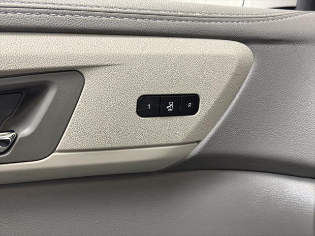 Photo of 2017 Iridescent Pearl Tricoat Chevrolet Traverse