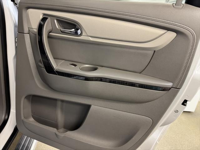 Photo of 2017 Iridescent Pearl Tricoat Chevrolet Traverse