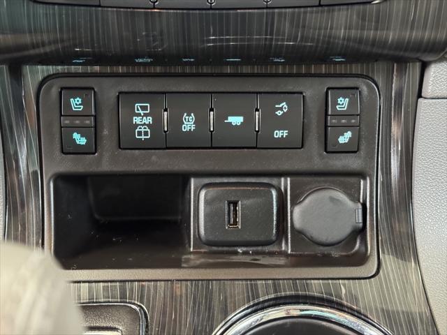 Photo of 2017 Iridescent Pearl Tricoat Chevrolet Traverse