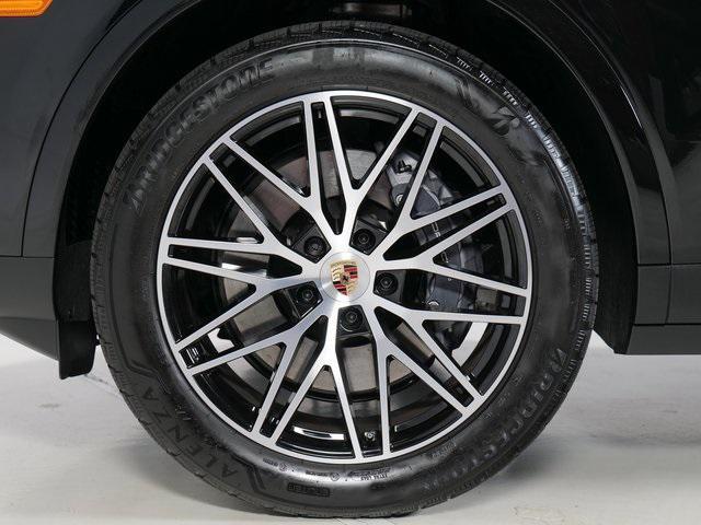 Photo of 2025 Chrome Porsche Cayenne