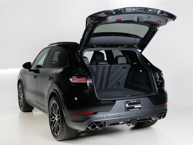 Photo of 2025 Chrome Porsche Cayenne