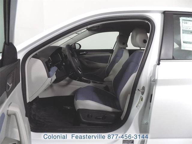 Photo of 2025 Opal White Pearl Effect Volkswagen Jetta