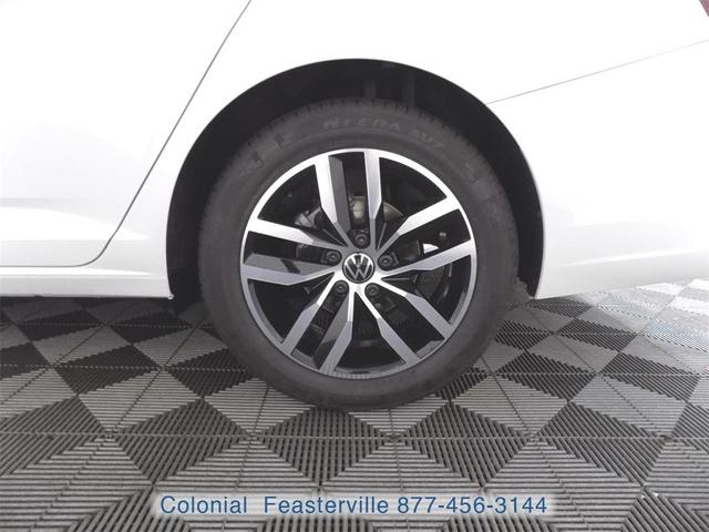 Photo of 2025 Opal White Pearl Effect Volkswagen Jetta