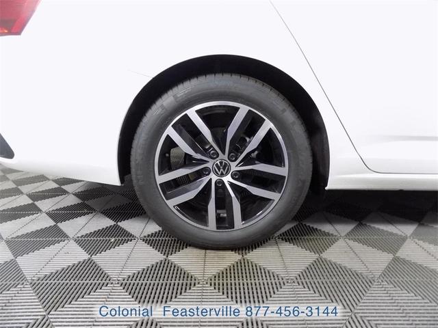 Photo of 2025 Opal White Pearl Effect Volkswagen Jetta