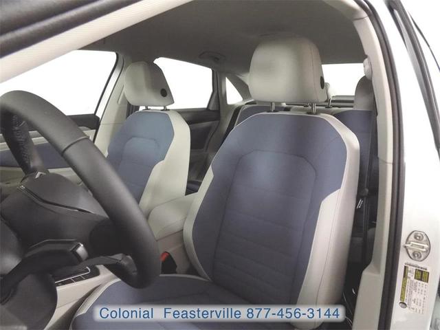 Photo of 2025 Opal White Pearl Effect Volkswagen Jetta