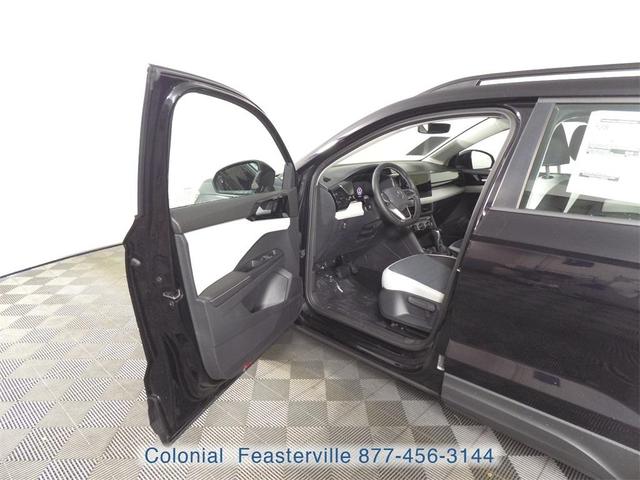 Photo of 2025 Deep Black Pearl Effect Volkswagen Taos