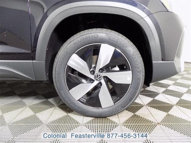 Photo of 2025 Deep Black Pearl Effect Volkswagen Taos