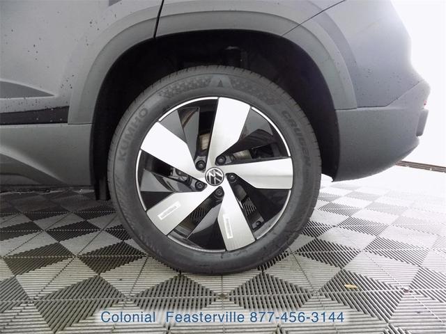 Photo of 2025 Deep Black Pearl Effect Volkswagen Taos