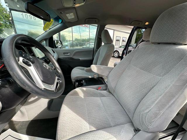 Photo of 2017 Blue Toyota Sienna