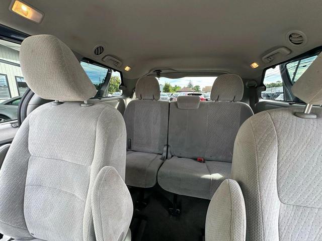 Photo of 2017 Blue Toyota Sienna