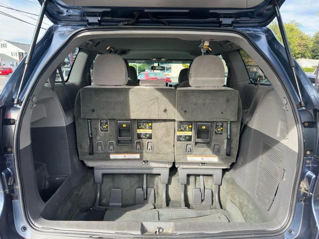 Photo of 2017 Blue Toyota Sienna