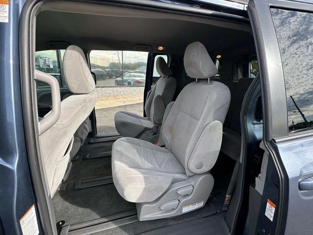Photo of 2017 Blue Toyota Sienna