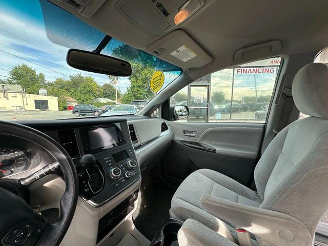 Photo of 2017 Blue Toyota Sienna