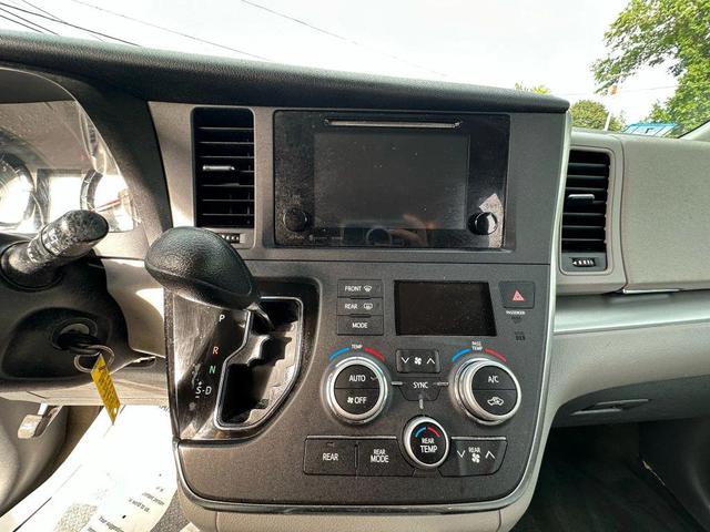 Photo of 2017 Blue Toyota Sienna