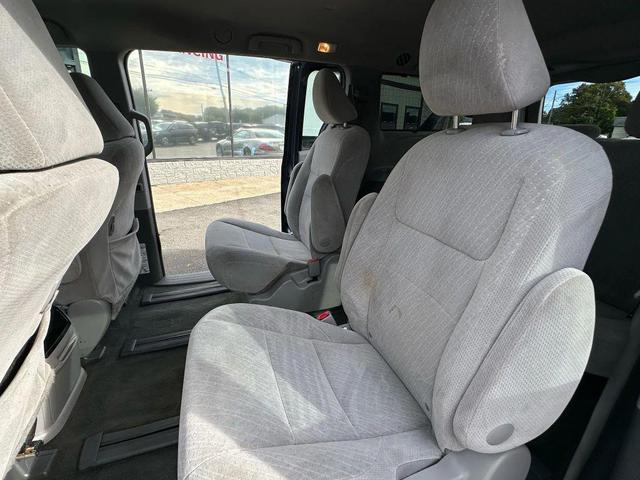 Photo of 2017 Blue Toyota Sienna