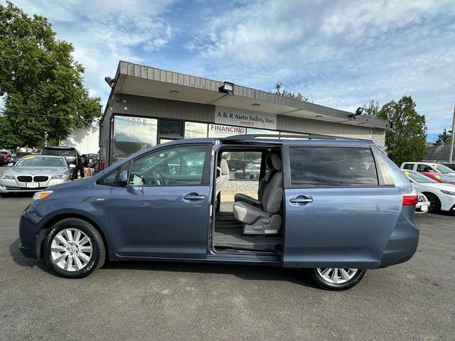 Photo of 2017 Blue Toyota Sienna
