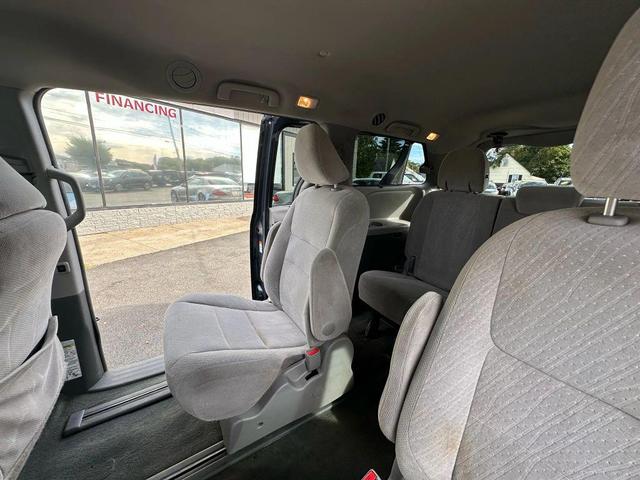 Photo of 2017 Blue Toyota Sienna
