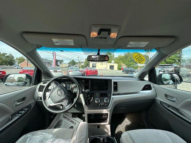 Photo of 2017 Blue Toyota Sienna