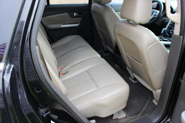 Photo of 2013 Tuxedo Black Metallic Ford Edge